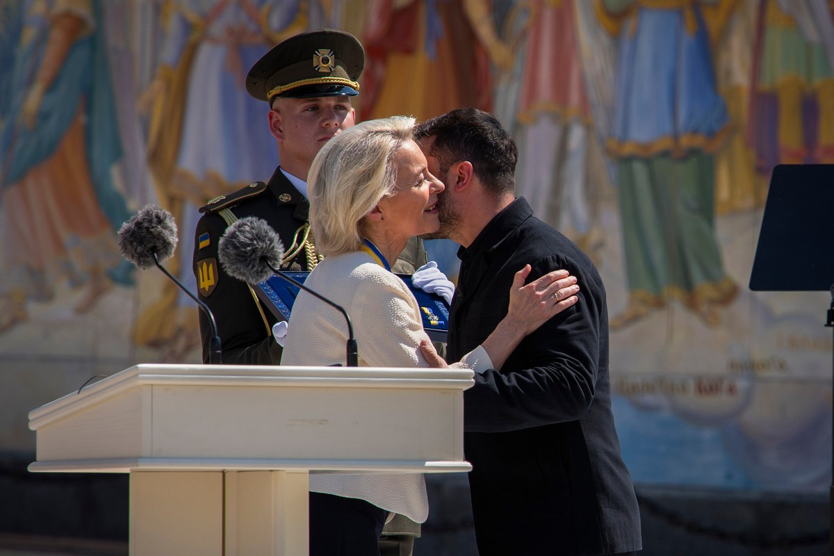 Ukrainian President Volodymyr Zelenskyy, right, greets European Commission President Ursula von der Leyen in Kyiv, Ukraine, Wednesday, July 15, 2026. (AP Photo/Dan Bashakov)
Russia Ukraine War EU