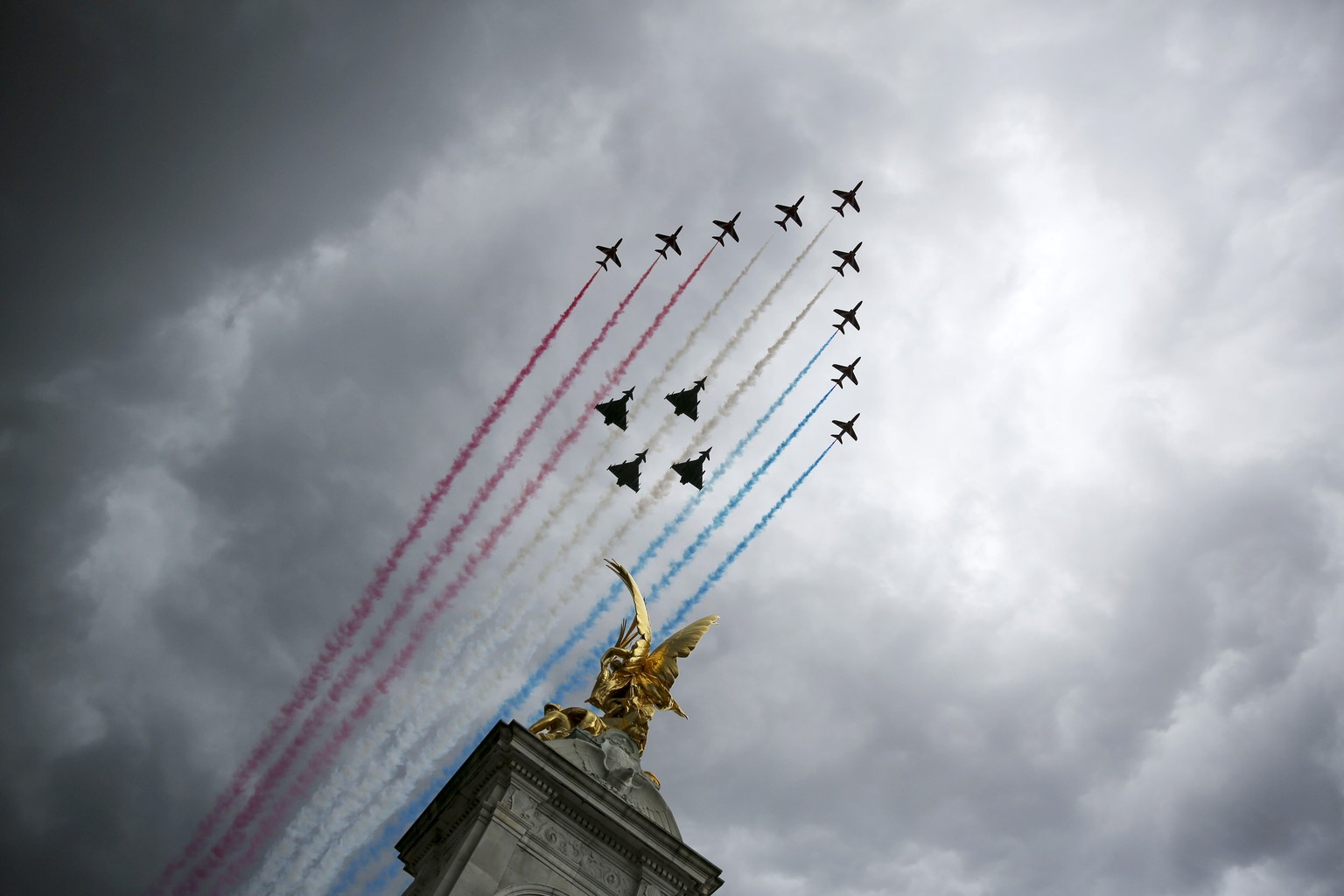 epa12075304 The fly past featuring the Royal Air Force&#039;s Red Arrows and current and historic military aircraft flies over Buckingham Palace to commemorate the 80th anniversary of Victory in Europ ...