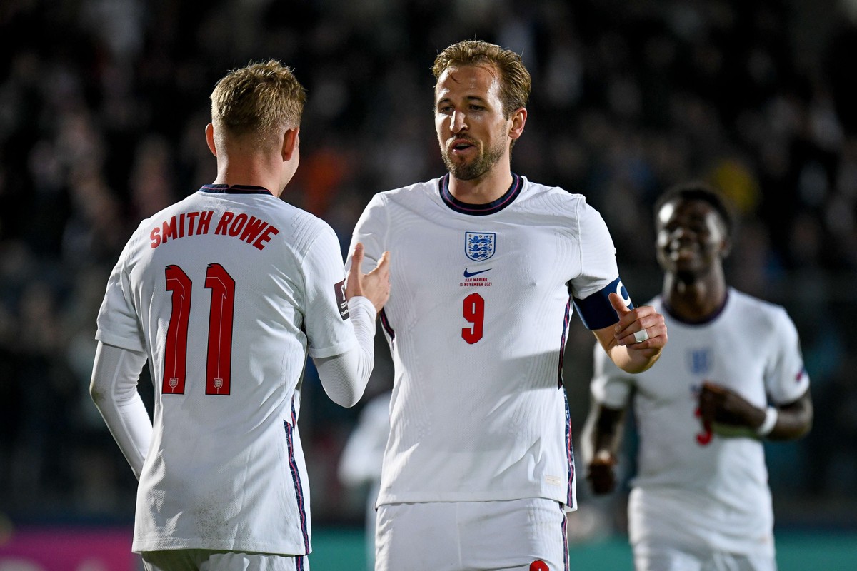 epa09584182 England's Emile Smith Rowe (L) celebrates with teammate Harry Kane after scoring the 0-7 goal during the FIFA World Cup Qatar 2022 World Cup group I qualifying soccer match San Marino ...