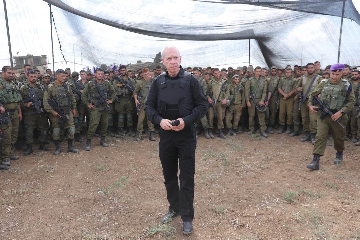 epa10927059 Israeli Defence Minister Yoav Galant addressing Israeli soldiers preparing the scenario of a ground maneuvre near the Gaza border, 19 October 2023. More than 3,500 Palestinians and 1,400 I ...