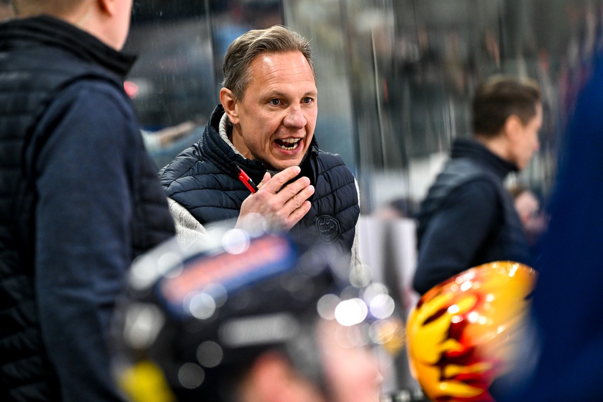 Head Coach Jussi Tapola (HCAP) motivates his players, during the regular season National League game between HC Ambri Piotta and Lausanne HC at the ice stadium Gottardo Arena, Switzerland, February 24 ...