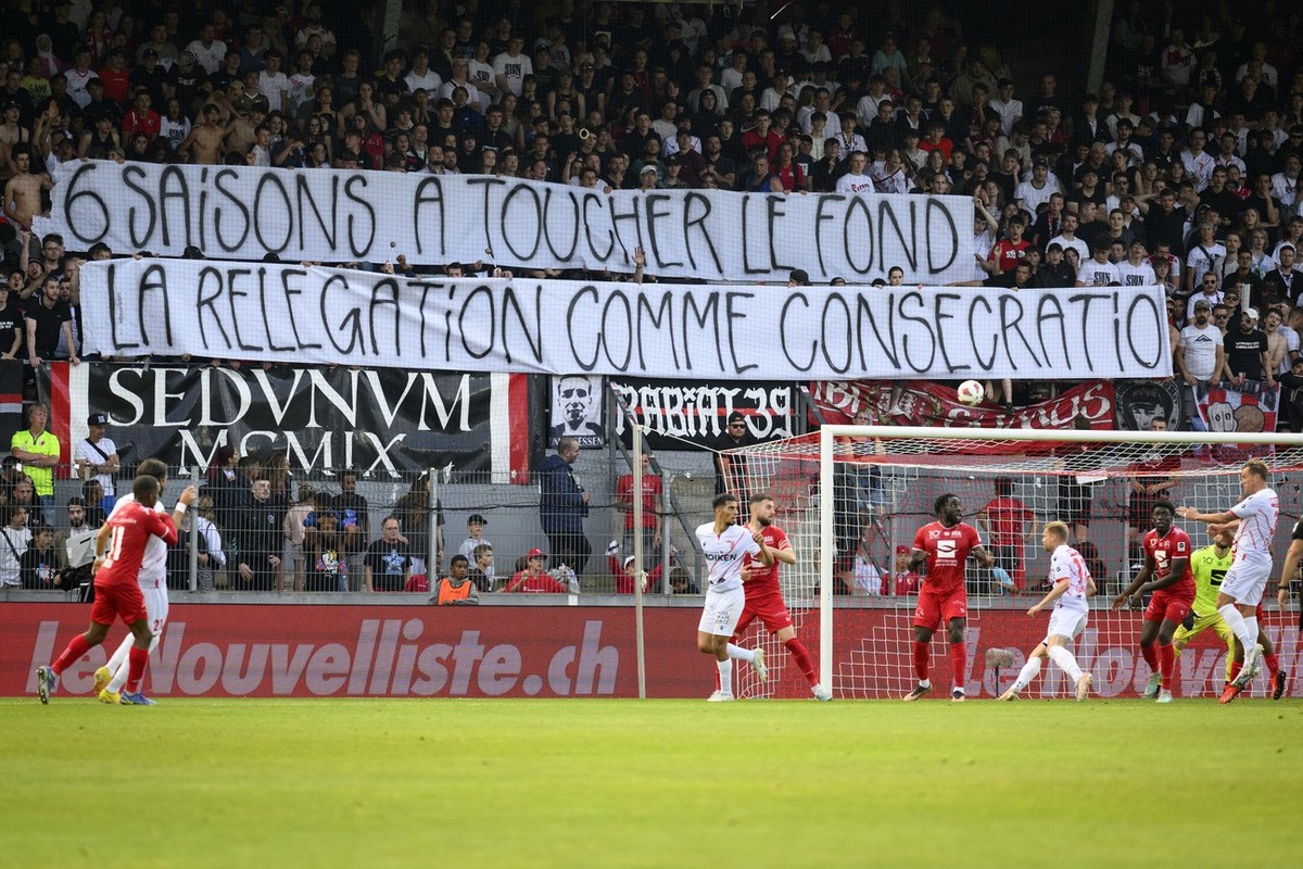 Les supporters du FC Sion brandissent une banderole "6 saisons a toucher le fond, la relegation comme consecration" lors de la rencontre de football du match aller de barrage de promotion en ...