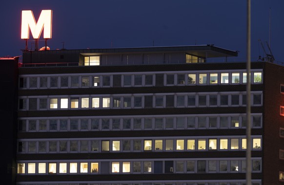 Das Buerogebaeude der Genossenschaft Migros Zuerich an der Pfingstweidstrasse, fotografiert in der Daemmerung um 17:30 Uhr am ersten Tag des Teil-Lockdowns mit Home-Office-Pflicht, Montag am 18. Janua ...