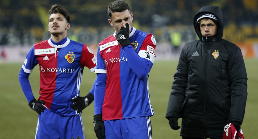 Basels Marek Suchy, Mitte, und Raoul Petretta, links, nach dem Fussball Cup Halbfinalspiel zwischen dem BSC Young Boys Bern und dem FC Basel, am Dienstag, 27. Februar 2018 im Stade de Suisse in Bern.  ...