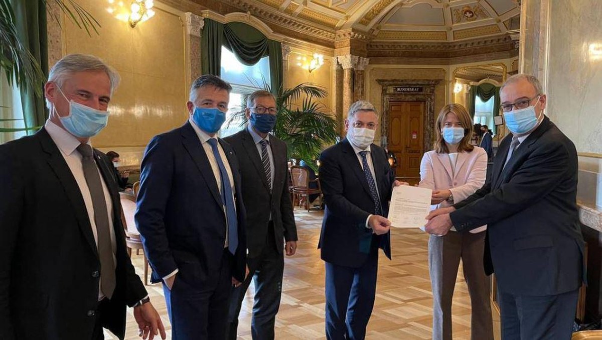 SVP-Nationalrat Franz Grüter und FDP-Präsidentin Petra Gössi überreichen Bundesrat Guy Parmelin den offenen Brief. Auf der linken (v.l) Seite: Der Zuger Ständerat Matthias Michel, der Nidwaldner Ständ ...