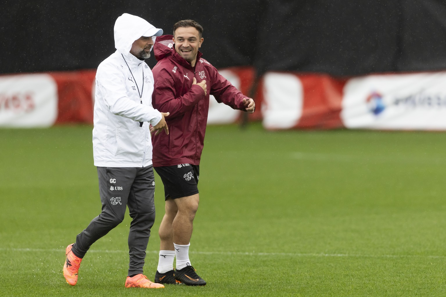 Xherdan Shaqiri und Assistenztrainer Giorgio Contini kommen zum Training der Schweizer Fussball Nationalmannschaft im Vorbereitungscamp zur Europameisterschaft, am Montag, 3. Juni 2024, in St. Gallen. ...