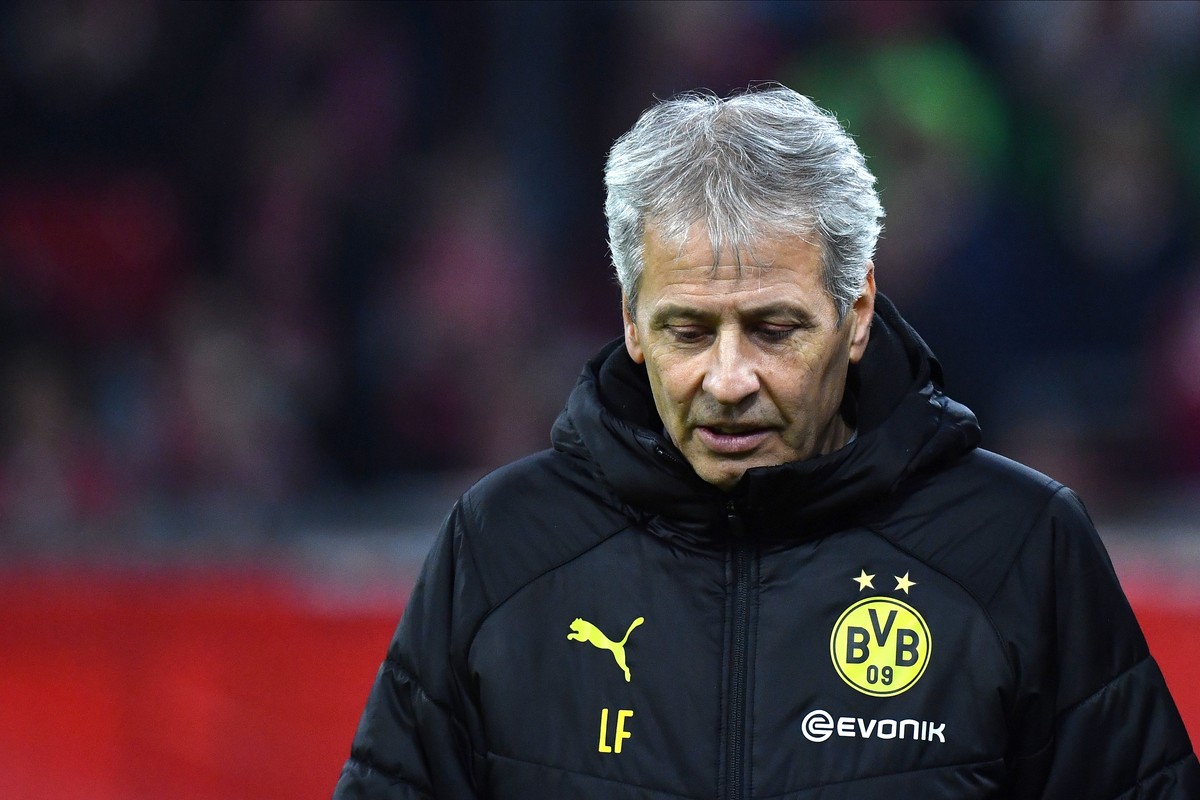epa07984122 Dortmund's head coach Lucien Favre reacts during the German Bundesliga soccer match between FC Bayern and Borussia Dortmund in Munich, Germany, 09 November 2019. EPA/PHILIPP GUELLAND  ...