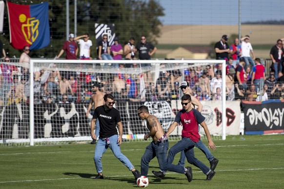 Des fans du FC Basel jouent au foot lors de la mi-temps de la rencontre de football du 2eme tour 1/16 de finale de la Coupe Suisse entre FC Echallens Region et FC Basel 1893 ce samedi 15 septembre 201 ...