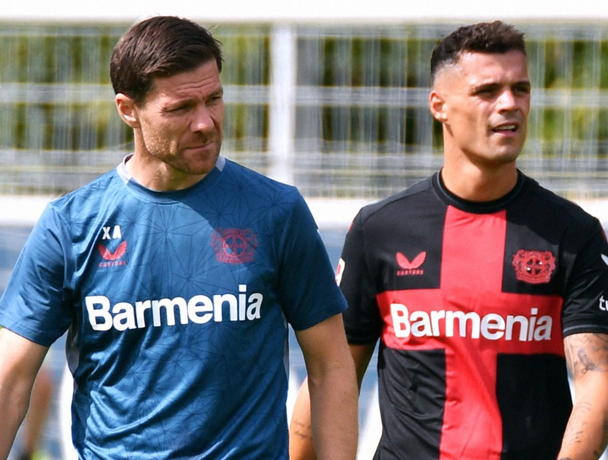 Fussball, Bundesliga, Deutschland, Herren, Vorbereitung zur Saison 2023/2024, Training Bayer Leverkusen Cheftrainer Xabi Alonso LEV, Granit Xhaka LEV. *** Football, Bundesliga, Germany, men, preparati ...