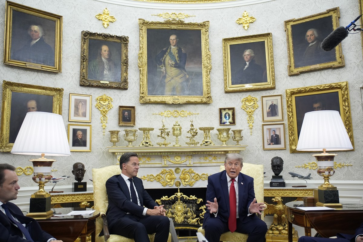 epa13062063 US President Donald Trump (R) meets with Mark Rutte (L), Secretary General of the North Atlantic Treaty Organization (NATO), in the Oval Office of the White House in Washington, DC, USA, 2 ...