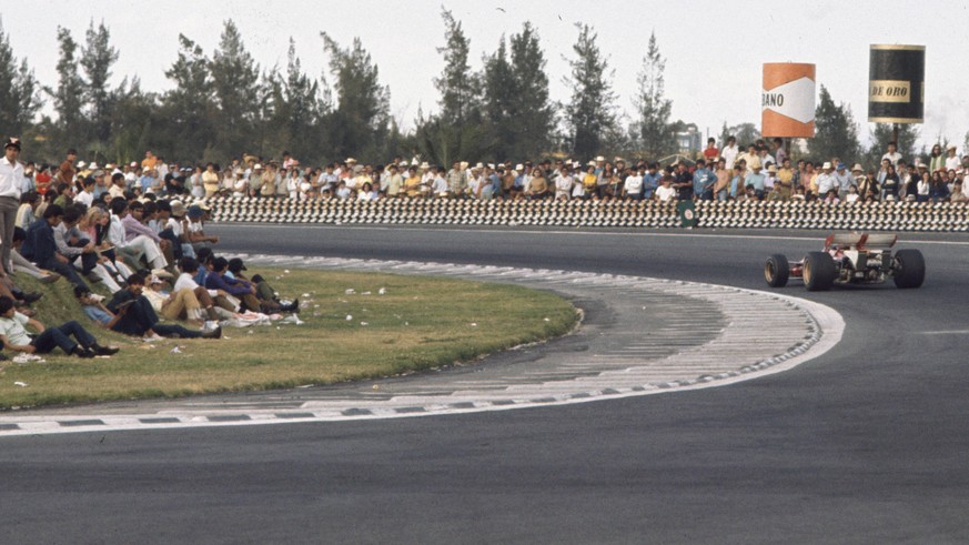 IMAGO / Motorsport Images

1970 Mexican GP AUTODROMO HERMANOS RODRIGUEZ, MEXICO - OCTOBER 25: Jacky Ickx, Ferrari 312B, 1st, passes an unruly crowd of spectators during the Mexican GP at Autodromo Her ...