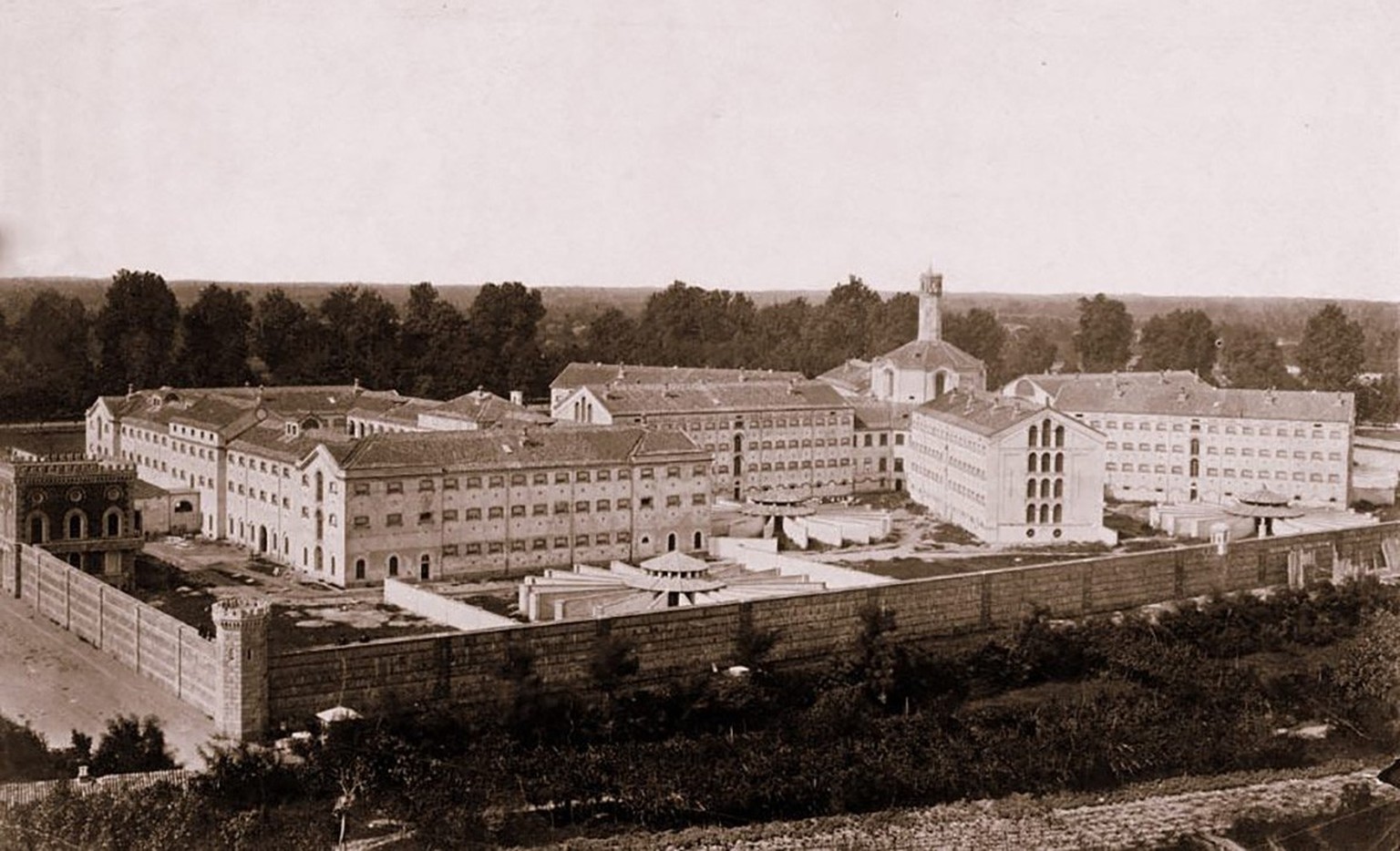 Das San-Vittore-Gefängnis auf einer Aufnahme um 1880.
https://commons.wikimedia.org/wiki/File:Carcere_s-vittore_1880.jpg