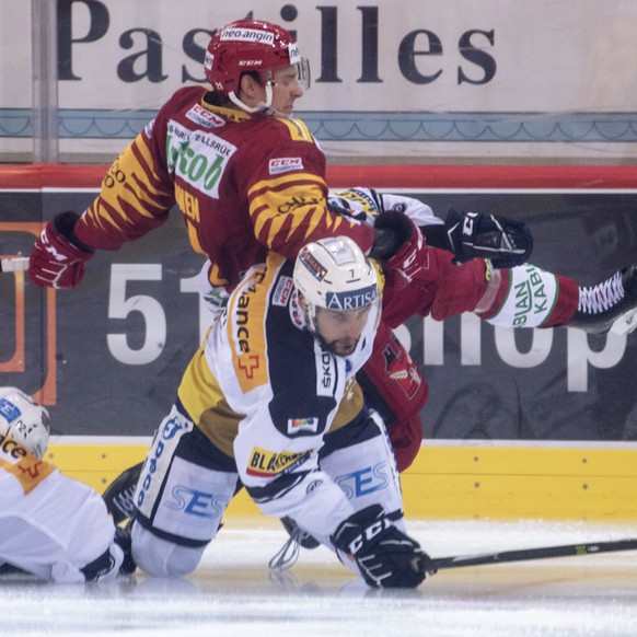 Tigers Raphael Kuonen, oben, kaempft um den Puck, gegen Ambris Isacco Dotti, unten, waehrend dem Meisterschaftsspiel der National League, zwischen den SCL Tigers und dem HC Ambri-Piotta Lakers, am Fre ...
