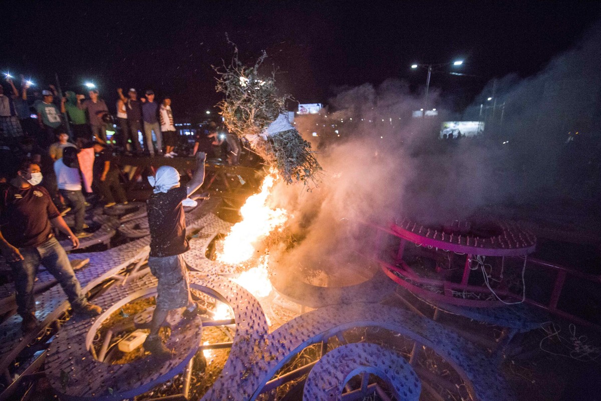 epaselect epa06684678 A 'Tree of life', symbol of the ruling Sandinista National Liberation Front (FSLN), destroyed by protesters during the fourth consecutive day of demonstrations against  ...