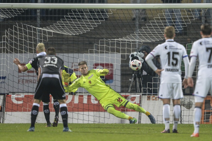 22.10.2016; Lugano; FUSSBALL SUPER LEAGUE - LUGANO - BASEL;
Ezgjan Alioski (Lugano) erzielt das Tor zum 2:1 gegen Torhueter Tomas Vaclik (Basel) 
(Andy Mueller/freshfocus)