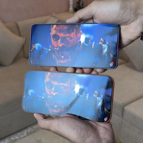 Das Galaxy S26 Ultra (oben) spiegelt weniger als das iPhone 17 Pro Max.