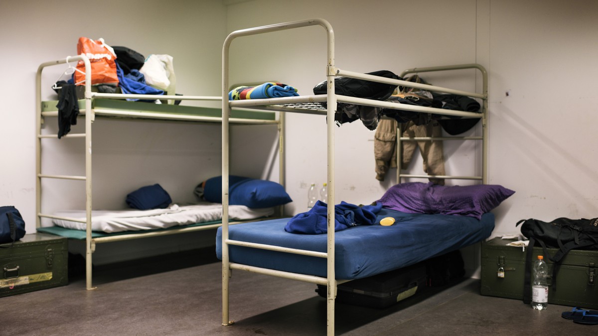 ZUR NOTUNTERKUNFT FUER ABGEWIESENE ASYLBEWERBER IN KALTBACH STELLEN WIR IHNEN HEUTE, MITTWOCH, 29. MAERZ 2017, FOLGENDES NEUES BILDMATERIAL ZUR VERFUEGUNG --- View into a room with bunk beds and perso ...