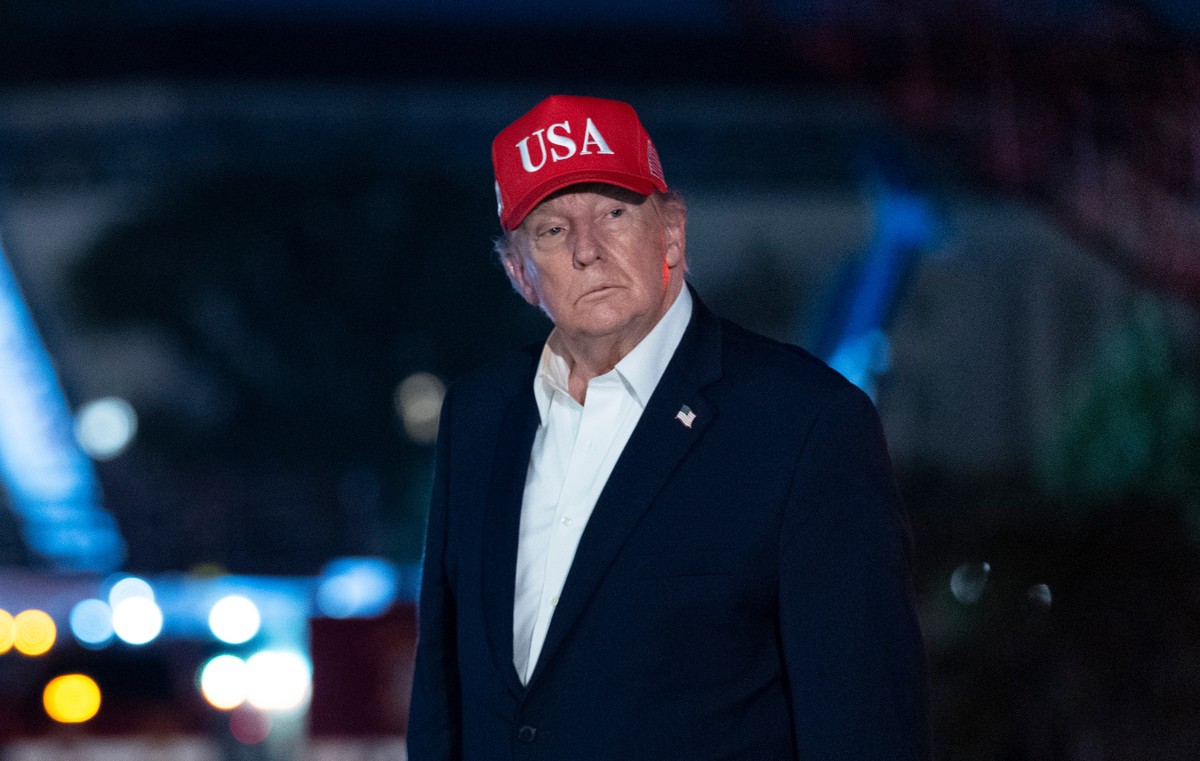 President Donald Trump walks on the South Lawn as he arrives at the White House, early Thursday, Oct. 15, 2026, in Washington. (AP Photo/Manuel Balce Ceneta)
Donald Trump