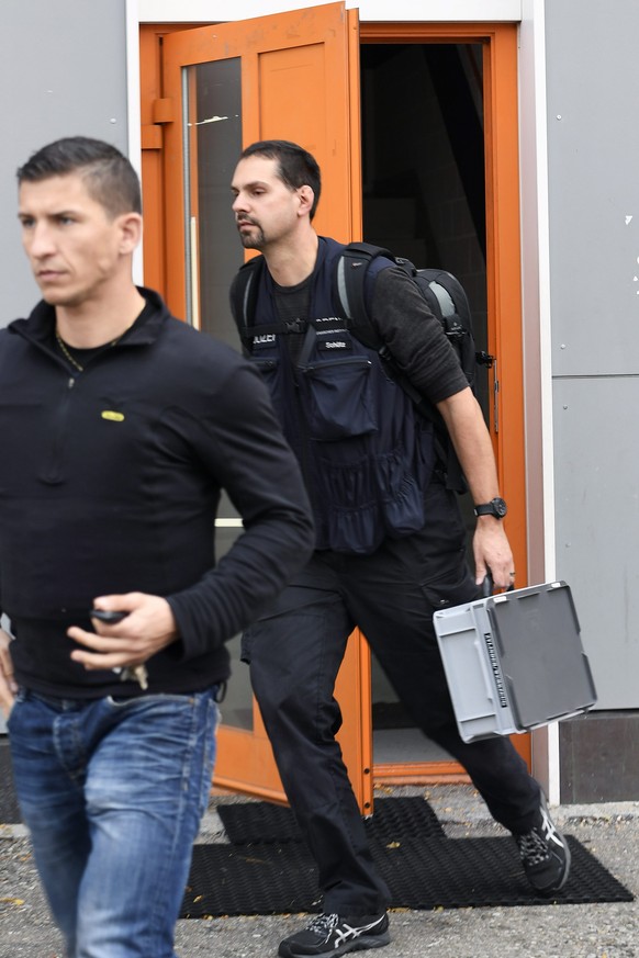 epa05614069 Swiss policemen leave from the building during a police raid at the An&#039;Nur mosque in Winterthur, Switzerland, 02 November 2016. The house search on behalf of the public prosecutor&#03 ...