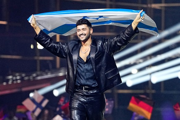 KEYPIX - Noam Bettan from Israel walks onto the stage carrying his countries flag ahead of the Grand Final of the 70th Eurovision Song Contest in Vienna, Austria, Saturday, May 16, 2026. (KEYSTONE/AP  ...