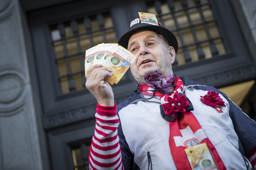 Peter Lampart verlässt als erster Besitzer der neuen 10-er-Note die Zürcher Filiale der Schweizer Nationalbank.&nbsp;