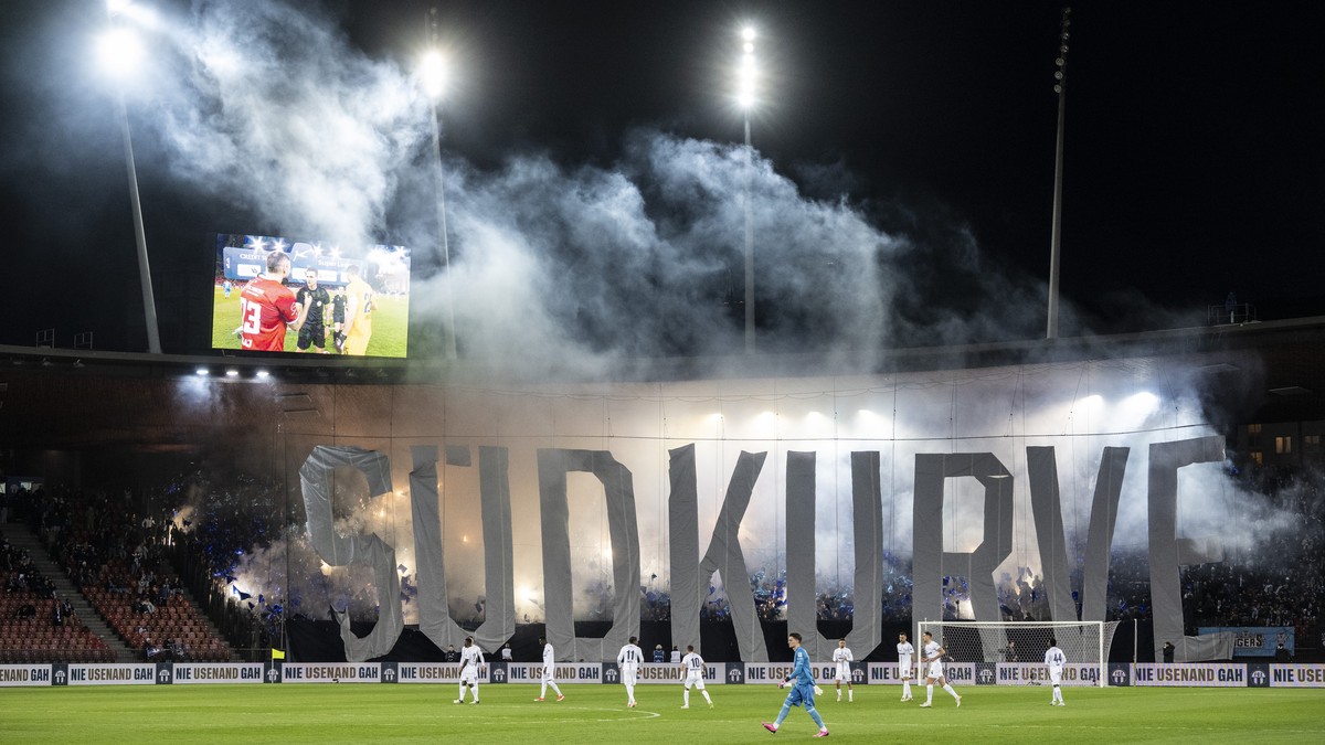 FCZ Fans schreiben Suedkurve und zuenden Pyros im Fussball Meisterschaftsspiel der Super League zwischen dem FC Zuerich und dem FC Winterthur im Letzigrund, am Mittwoch, 3. April 2024 in Zuerich. (KEY ...