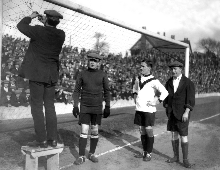 Bildnummer: 07990466 Datum: 26.03.1927 Copyright: imago/Colorsport
NEWCASTLE UNITED V WEST BROMWICH ALBION 1924. URGENT NET REPAIRS ARE MADE DURING THE MATCH. PUBLICATIONxINxGERxSUIxAUTxHUNxPOLxUSAxON ...