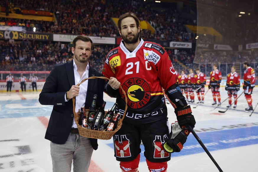 Berns Simon Moser, rechts, wird vor dem Spiel von COO Pascal Signer fuer sein 500. Spiel geehrt, im Eishockey Meisterschaftsspiel der National League zwischen dem SC Bern und HC Ambri-Piotta, am Freit ...