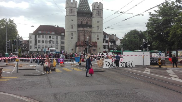 *** USER WILL ANONYM BLEIBEN ***
email: Nicolasfuerer@gmail.com
tel: 
Kreuzung vor dem Spalentor in Basel besetzt. 

Von: Nicolas Fürer
