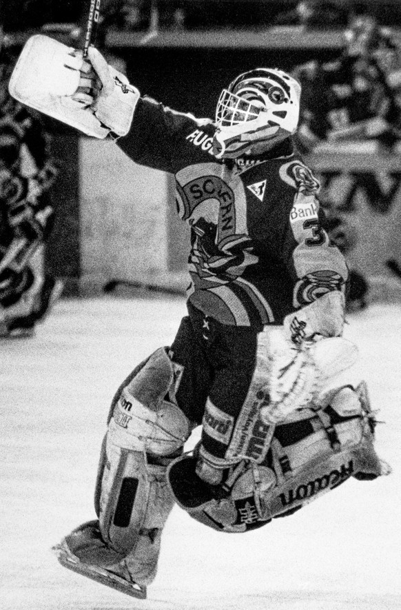 Renato Tosio, Goalie des SC Bern, jubelt am 26. Maerz 1991 in der Resega in Lugano nach dem gewonnenen Playoff-Finalspiel der Eishockeymeisterschaft der Nationalliga A gegen den HC Lugano. Der SC Bern ...