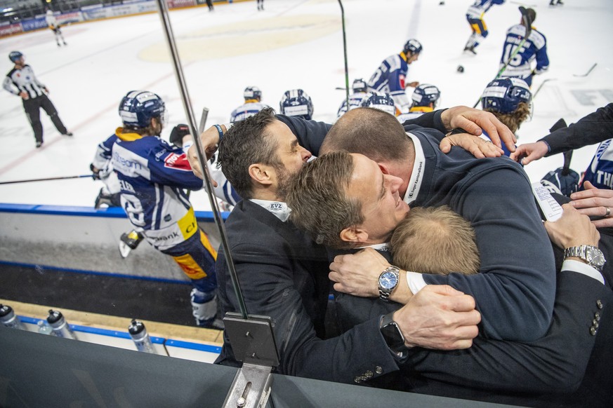 Die Zuger mit Head Coach Dan Tangnes, mitte, Feiern den Schweizermeister Titel nach dem Spiel 3 des Playoff Final Spiel der Eishockey Meisterschaftsspiel der National League zwischen dem EV Zug und de ...