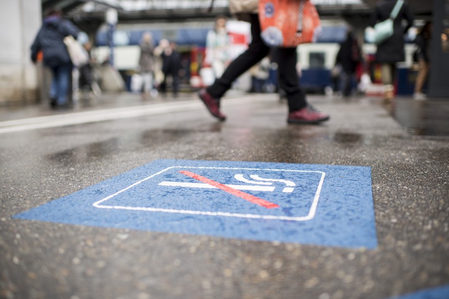 Eine Markierung signalisiert die Nichtraucherzone am Bahnhof Stadelhofen, am Donnerstag, 1. Februar 2018, in Zuerich. Die SBB testen in den Bahnhoefen Basel SBB, Bellinzona, Chur, Neuchatel, Nyon und  ...