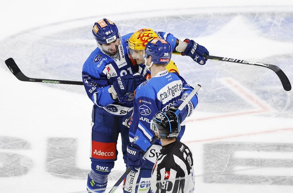 Zuerichs Denis Malgin, Mitte, jubelt mit Denis Hollenstein, links, und Simon Bodenmann, rechts, nach seinem Treffer zum 4:0 im Eishockeyspiel der National League zwischen den ZSC Lions und den SC Rapp ...
