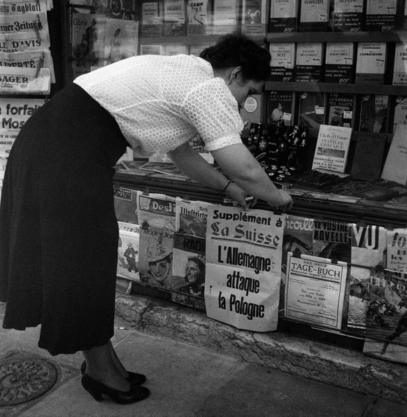 ARCHIVE --- DER ZWEITE WELTKRIEG BEGANN AM 1. SEPTEMBER 1939 MIT DEM ÜBERFALL NAZI-DEUTSCHLANDS AUF POLEN. ZUM KRIEGSAUSBRUCH VOR 75 JAHREN STELLEN WIR IHNEN DIESES BILD ZUR VERFÜGUNG --- Eine Kioskfr ...