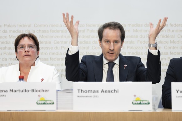 Thomas Aeschi, Fraktionspraesident SVP Schweiz und Nationalrat SVP-ZG, spricht neben Magdalena Martullo-Blocher, Nationalraetin SVP-GR, waehrend einer Medienkonferenz der SVP ueber die Vernehmlassung  ...