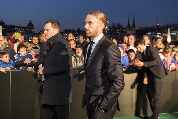 CAPTION CORRECTION: KORRIGIERT VORNAMEN ZU MICHAEL --- Fussballspieler Michael Lang vom FC Basel auf dem gruenen Teppich anlaesslich der 5. SFL Award Night am Montag, 29. Januar 2018, im KKL in Luzern ...