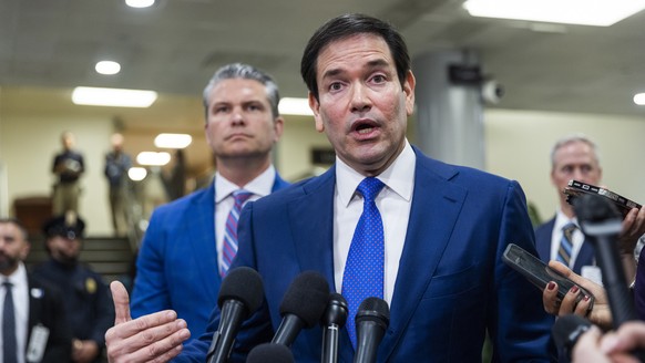 epa12634345 US Secretary of State Marco Rubio (C), alongside Secretary of Defense Pete Hegseth (L), speaks to reporters after briefing US Senators about the capture of Venezuelan President Nicolas Mad ...