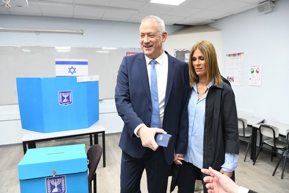 epa08263935 Benny Gantz (C), former Israeli army chief of staff and candidate for prime minister for the Blue and White Israeli centrist political party, and his wife Revital Gantz (L) leave after cas ...