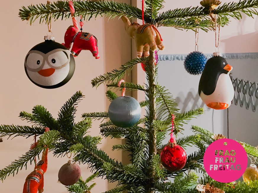 Heilige Scheisse; da hängen Pinguine am Tannenbaum. Neben Elefanten!