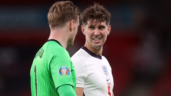 epa09294500 Goalkeeper Jordan Pickford (L) reacts with John Stones after the UEFA EURO 2020 group D preliminary round soccer match between the Czech Republic and England in London, Britain, 22 June 20 ...