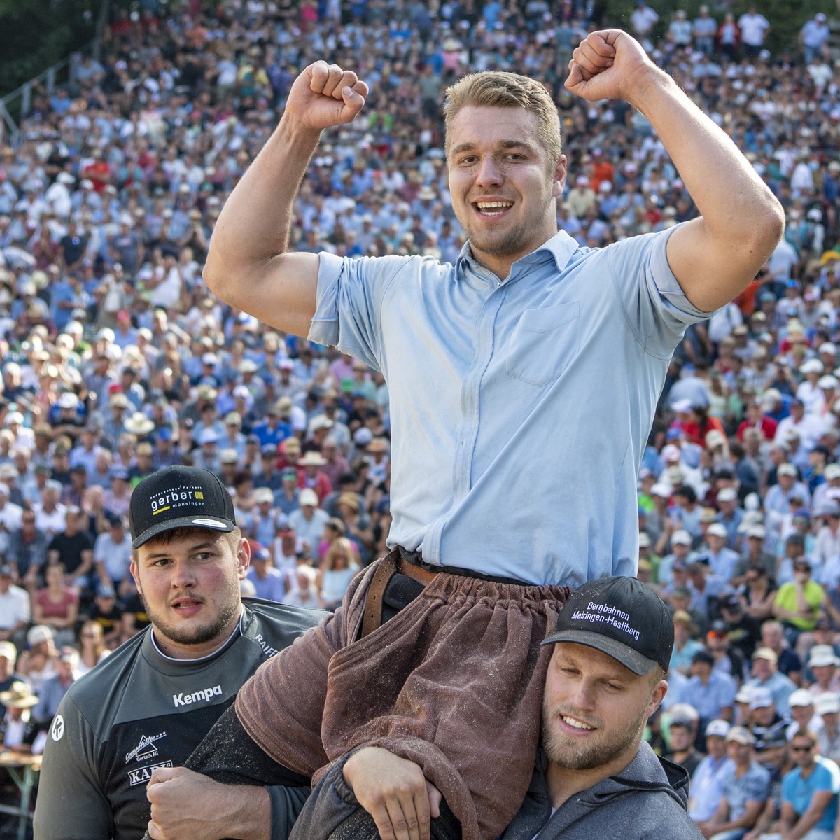 Adrian Walther feiert den Festsieg nach dem Schlussgang gegen Werner Schlegel am traditionellen Bruenig Schwingfest auf dem Bruenig Pass vom Sonntag, 31. Juli 2022. (KEYSTONE/Urs Flueeler).