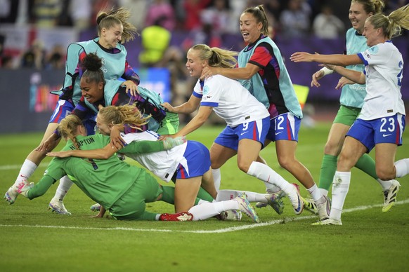 &lt;p&gt;England schlägt Schweden im Penaltyschiessen, steht im EM-Halbfinal und jubelt wie Dominosteine.&lt;/p&gt;