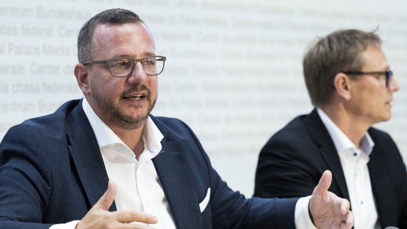 Philipp Matthias Bregy, Nationalrat Mitte-VS und Parteipraesident Mitte, spricht neben Martin Huebscher, Nationalrat SVP-ZH, waehrend einer Medienkonferenz anlaesslich der Lancierung des Referendums g ...