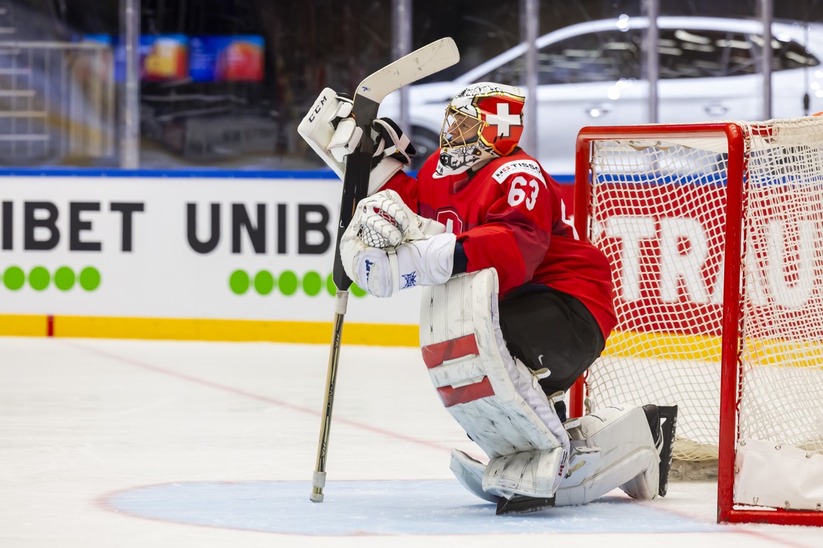 Switzerland's goaltender Leonardo Genoni observes his teammates, during the IIHF 2025 World Championship quarter final game between Switzerland and Austria, at the Jyske Bank Boxen, in Herning, D ...