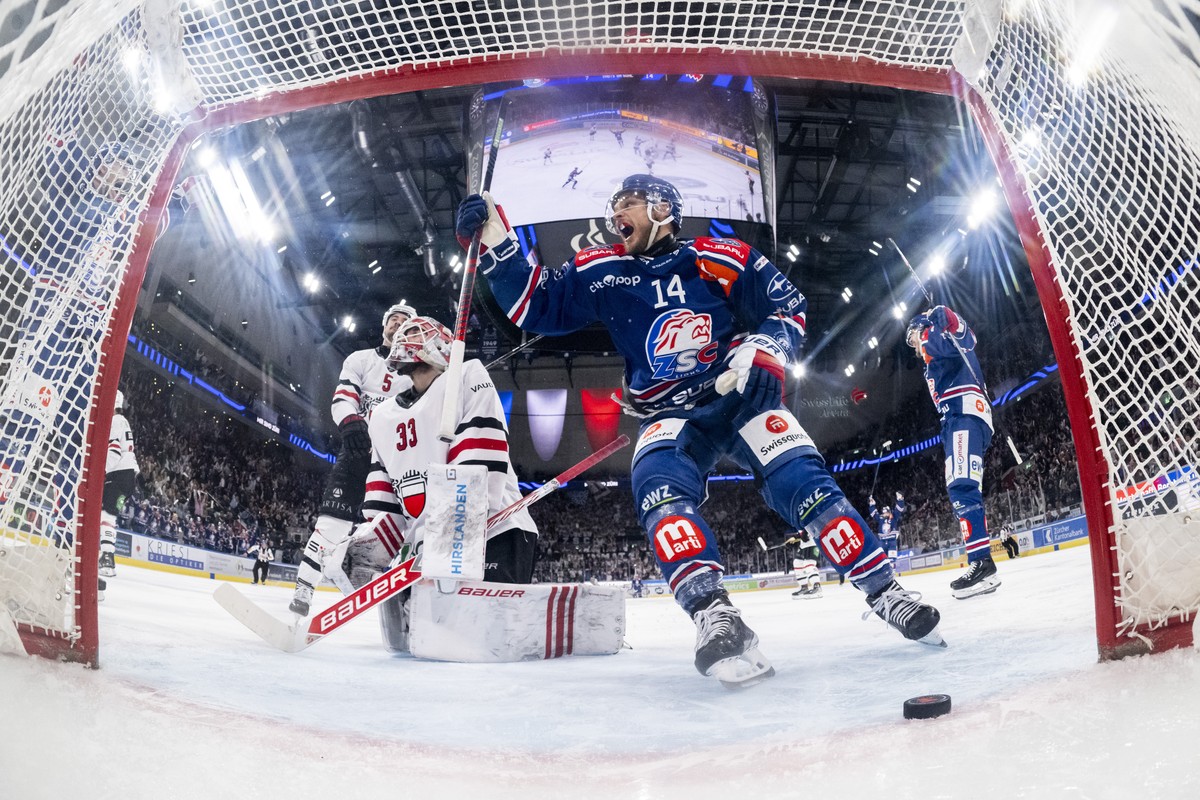 KEYPIX - Chris Baltisberger (ZSC) jubelt nach dem 2:0 Tor neben Torhueter Kevin Pasche (LHC) im vierten Playoff Halbfinal Eishockeyspiel der National League zwischen den ZSC Lions, ZSC, und dem Lausan ...