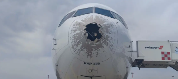 Ende Juli geriet der Delta-Flug 185 von Mailand nach New York in ein gefährliches Sommergewitter, bei dem Hagelkörner die Nase des Flugzeugs völlig zerstörte.