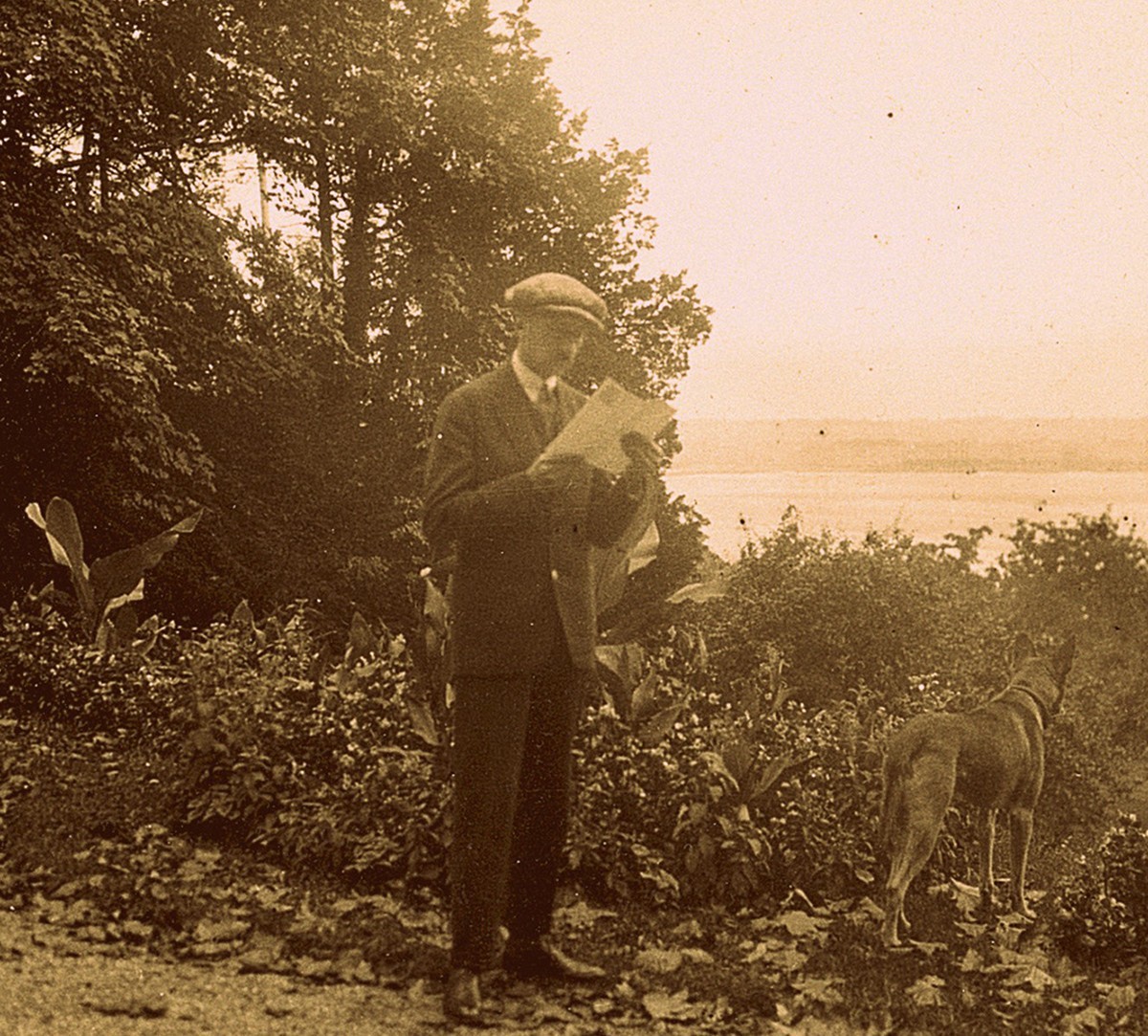 L'écrivain François Mauriac en visite chez Jacques Chenevière à Hauterive, Cologny, en 1928.