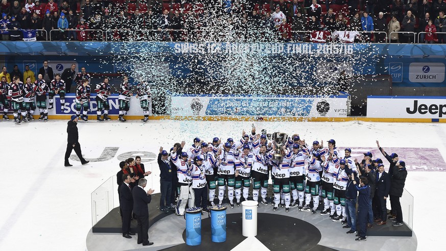 03.02.2016; Lausanne; Eishockey Schweizer Cup Final - Lausanne HC - ZSC Lions; 
Die Zuercher jubeln mit Pokal auf dem Podium. 
 (Urs Lindt/freshfocus)