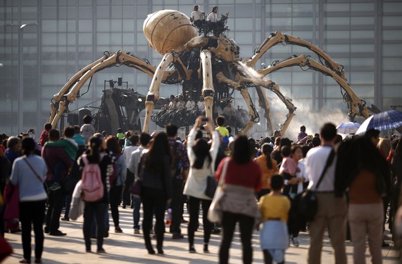 Ganz so gross sind die Spinnen nicht, die in Manhattan die Strasse sauber halten: Mechanisierte Spinne bei der&nbsp;Long Ma Performance in Peking.
