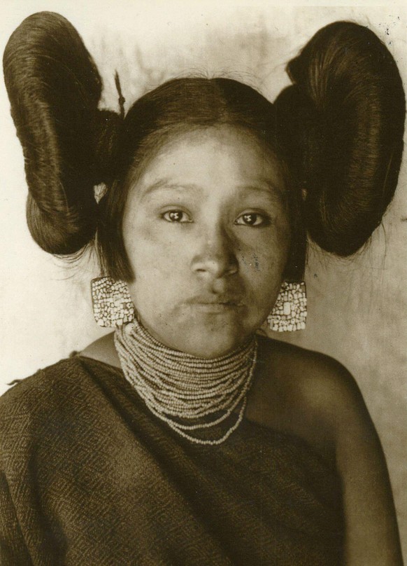 Ein Hopi-Mädchen, fotografiert von Adam Clark Vroman, 1901.